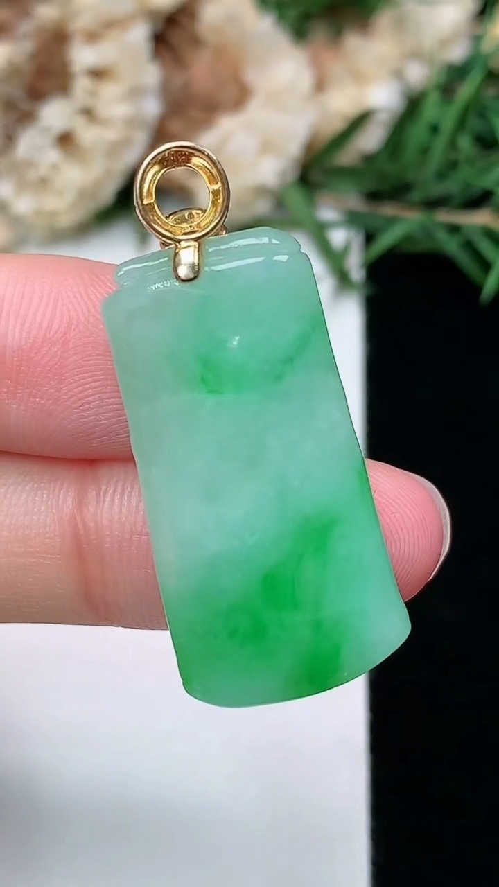 天然A货翡翠节节高升 竹节吊坠，尺寸30-15.2-6.2，重量:7.43g
3月8日