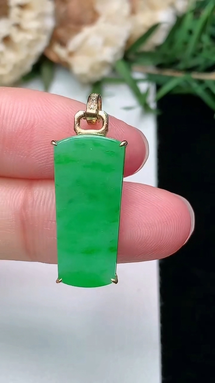 天然A货翡翠无事牌吊坠，尺寸21.4-9.5-5，重量:2.73g
3月8日