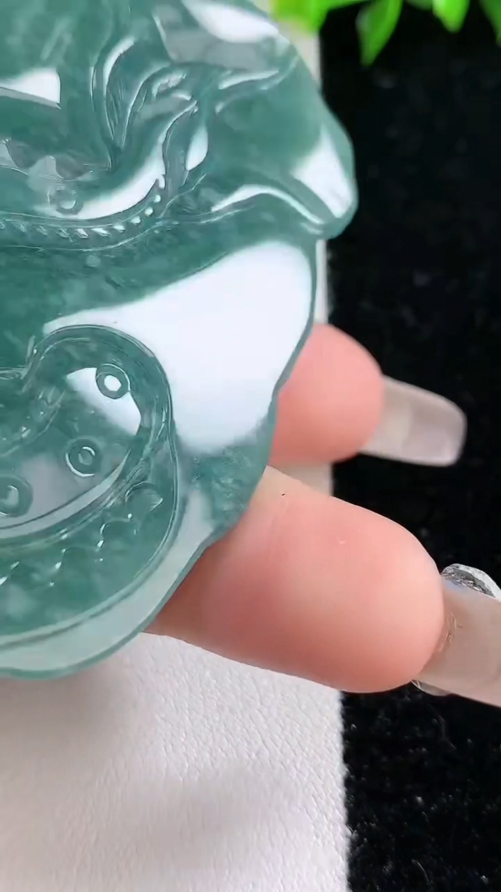 天然A货翡翠蓝水双彩龙牌吊坠，尺寸72.2-47.8-10.7，重:50.73g
3月8日