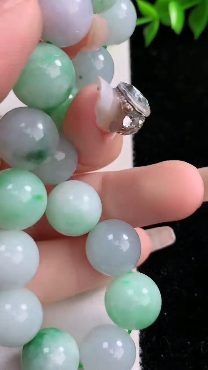 天然A货翡翠圆珠手串，尺寸12.2，重:52.40g3月8日
工厂直销收藏佳品,种好水足，色泽均匀，有种有色，上手高大气！