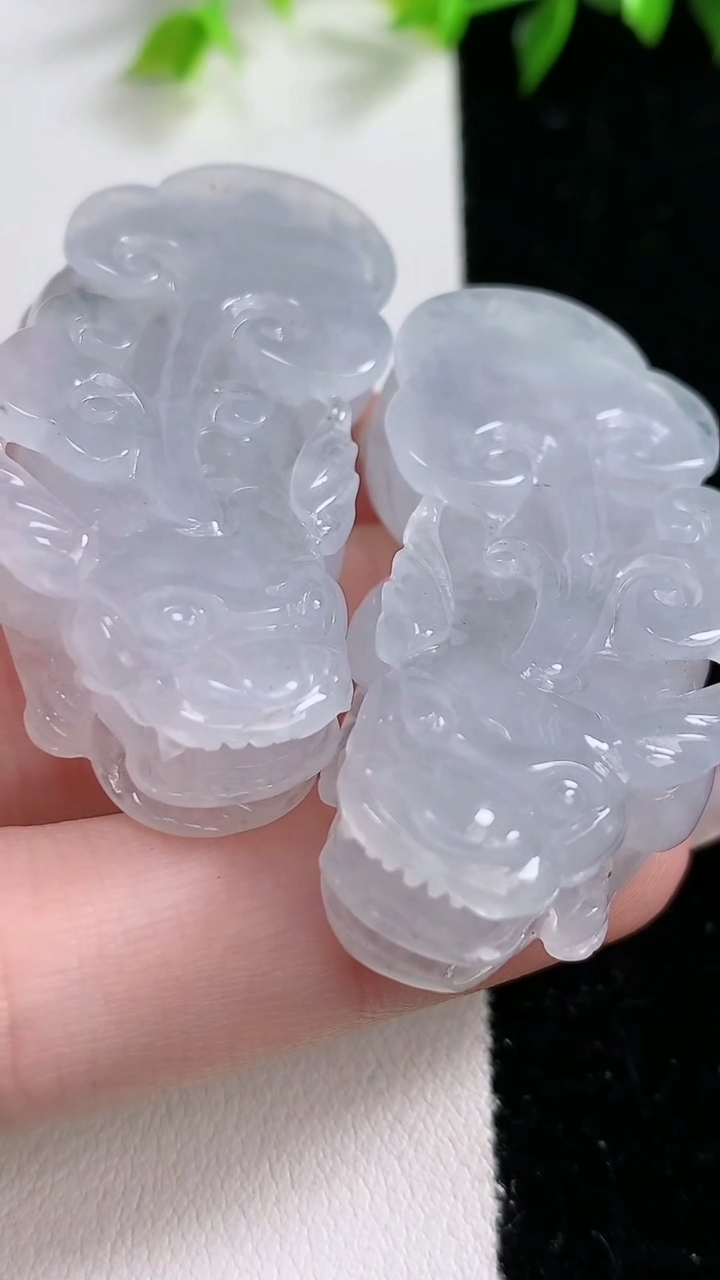 天然A货翡翠貔貅吊坠一对，尺寸46.1-22.8-12.8/45.8-23-12.8，重:27.66g
3月8日