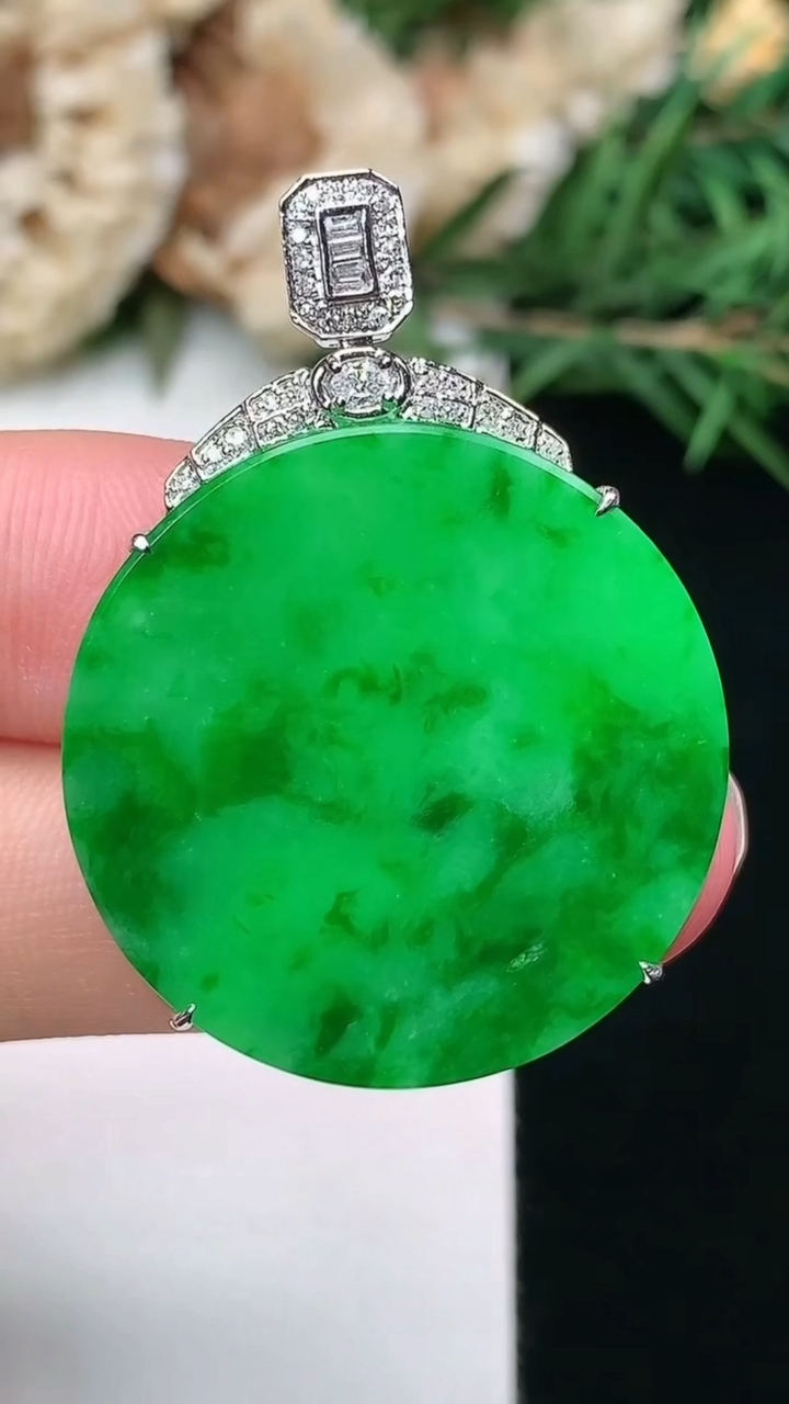 天然A货翡翠无事牌吊坠，尺寸26.4-5.2，重量:5.80g
3月8日