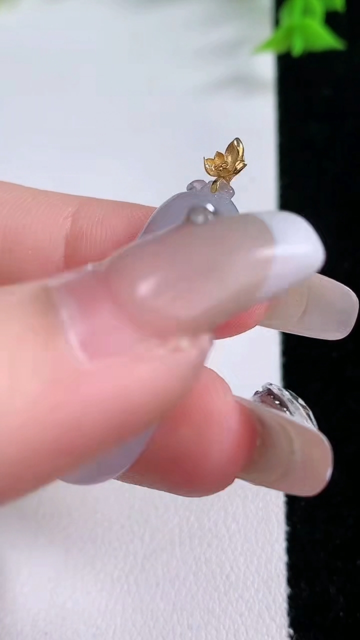 天然A货翡翠福瓜吊坠，尺寸33-12.4-5，重量:4.92g
3月8日