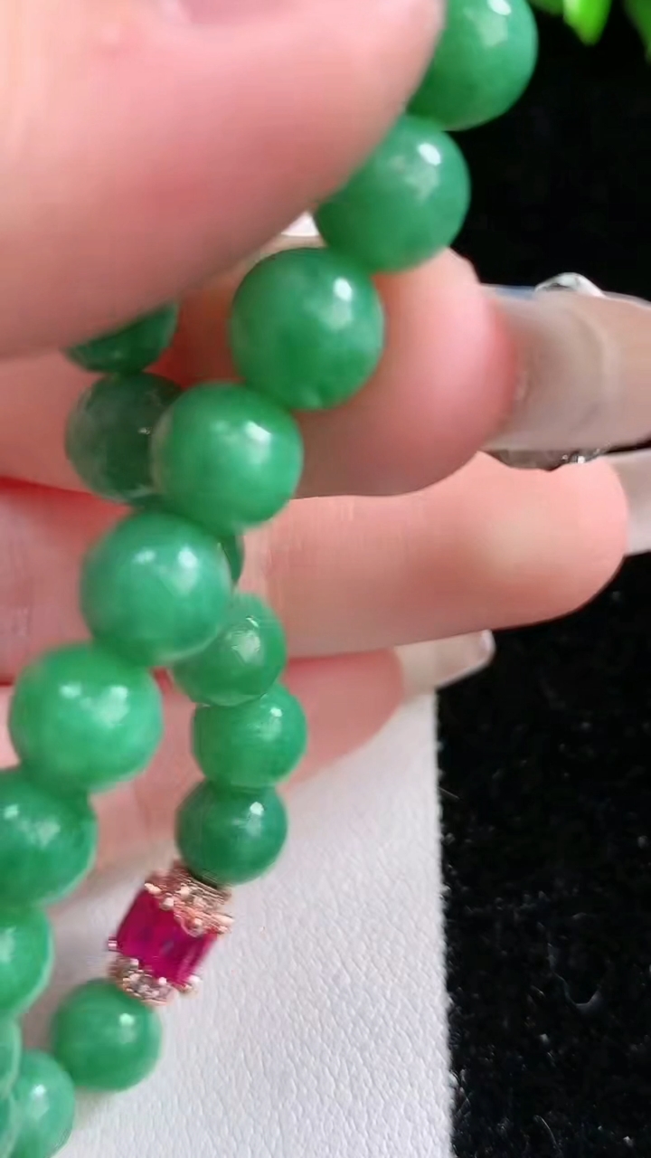 天然A货翡翠圆珠手串，尺寸7.5-22颗，重:16.68g3月8日
工厂直销收藏佳品,种好水足，色泽均匀，有种有色，上手高大气！
