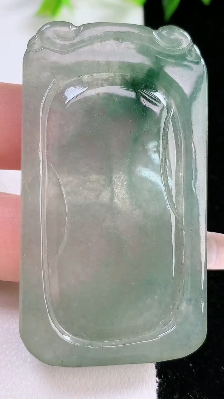 天然A货翡翠牌吊坠，尺寸59-33-5.2，重:26.42g
3月8日