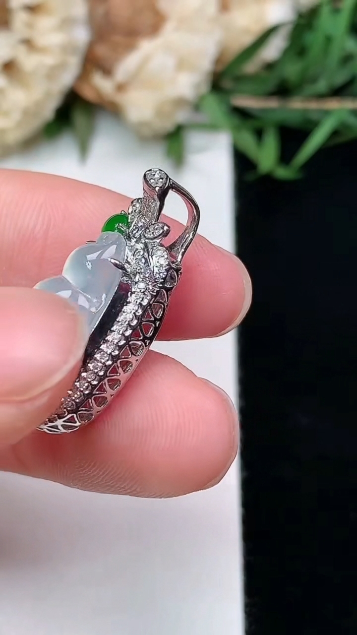 天然A货翡翠白冰福豆吊坠，尺寸23.2-11.2-9.6，裸石15.5-8.3，重量:3.12g
3月8日