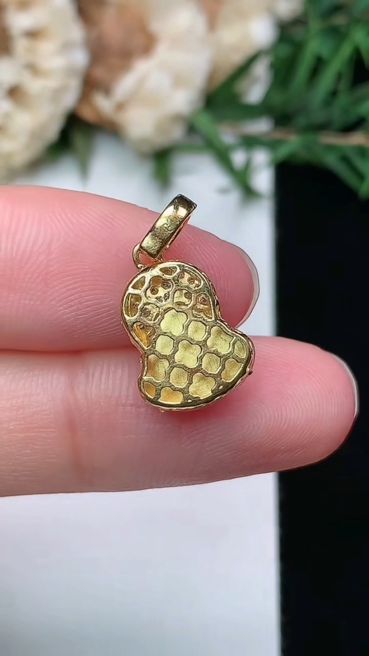 天然A货翡翠白冰佛公吊坠，尺寸18.3-8.5-9.8-6.2，重量:1.31g
3月8日