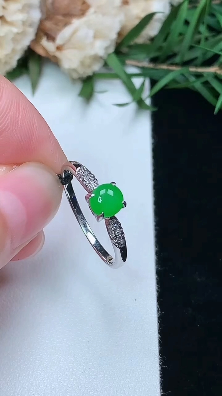 天然A货翡翠蛋面戒指，尺寸17-5.2-4.8，重量:1.31g2026年3月8日
工厂直销收藏佳品