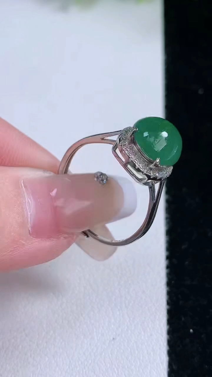 天然A货翡翠蛋面戒指，尺寸10.8-9.2，重:2.82g2026年3月8日
工厂直销收藏佳品,种好水足，色泽均匀，有种有色，上手高大气！