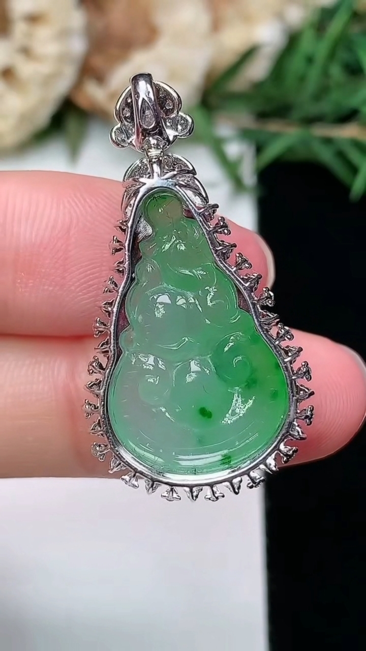 天然A货翡翠如意头吊坠，尺寸33.2-17.8-8.9，裸石22.6-14.3，重量:4.60g
3月8日