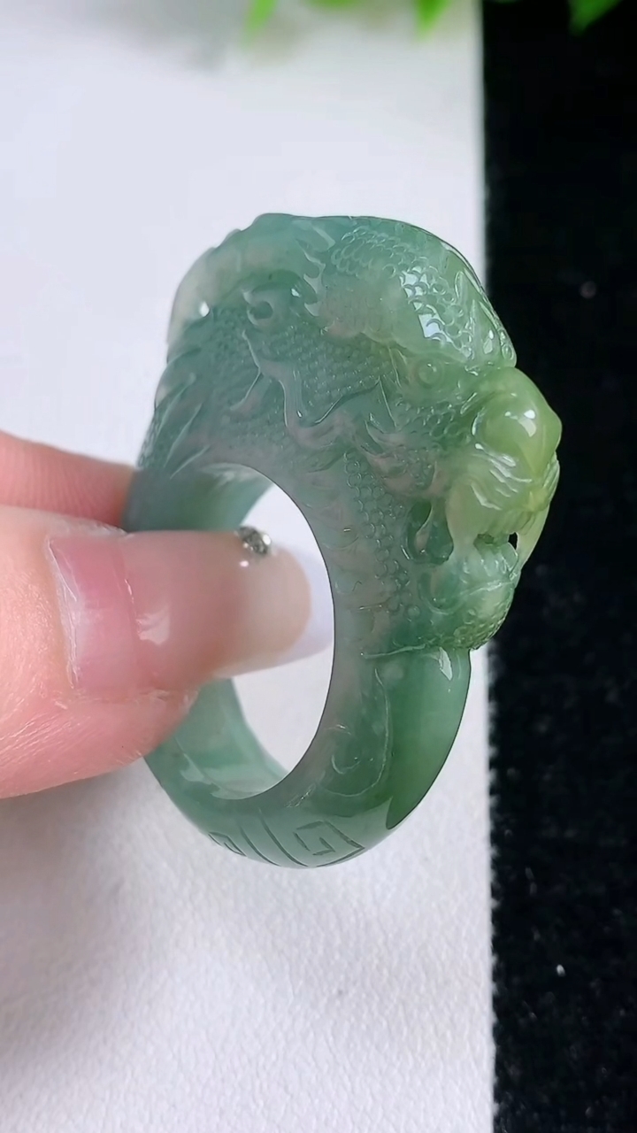 天然A货翡翠貔貅扳指 戒指，尺寸21.6-8.8-17，重:19.07g2026年3月8日
工厂直销收藏佳品,种好水足，色泽均匀，有种有色，上手高大气！