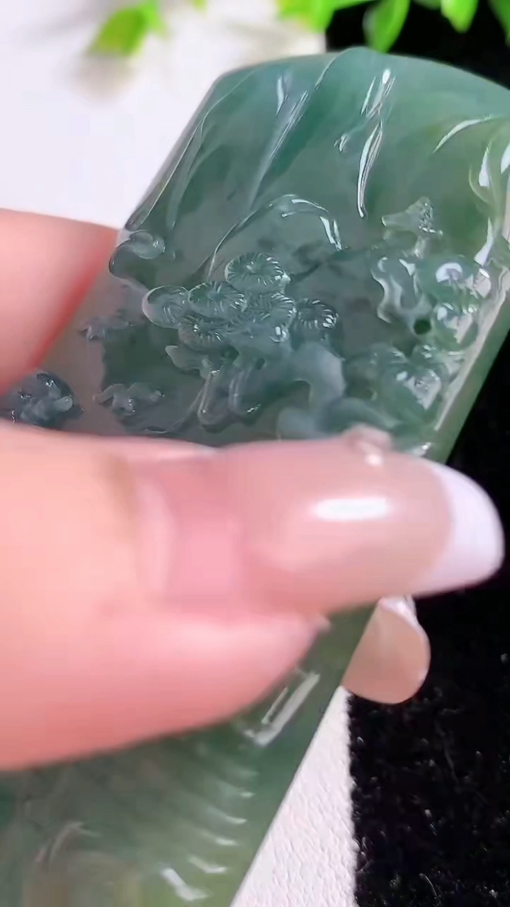 天然A货翡翠山水牌吊坠，尺寸72-41.8-7.5，重:48.54g
3月8日
