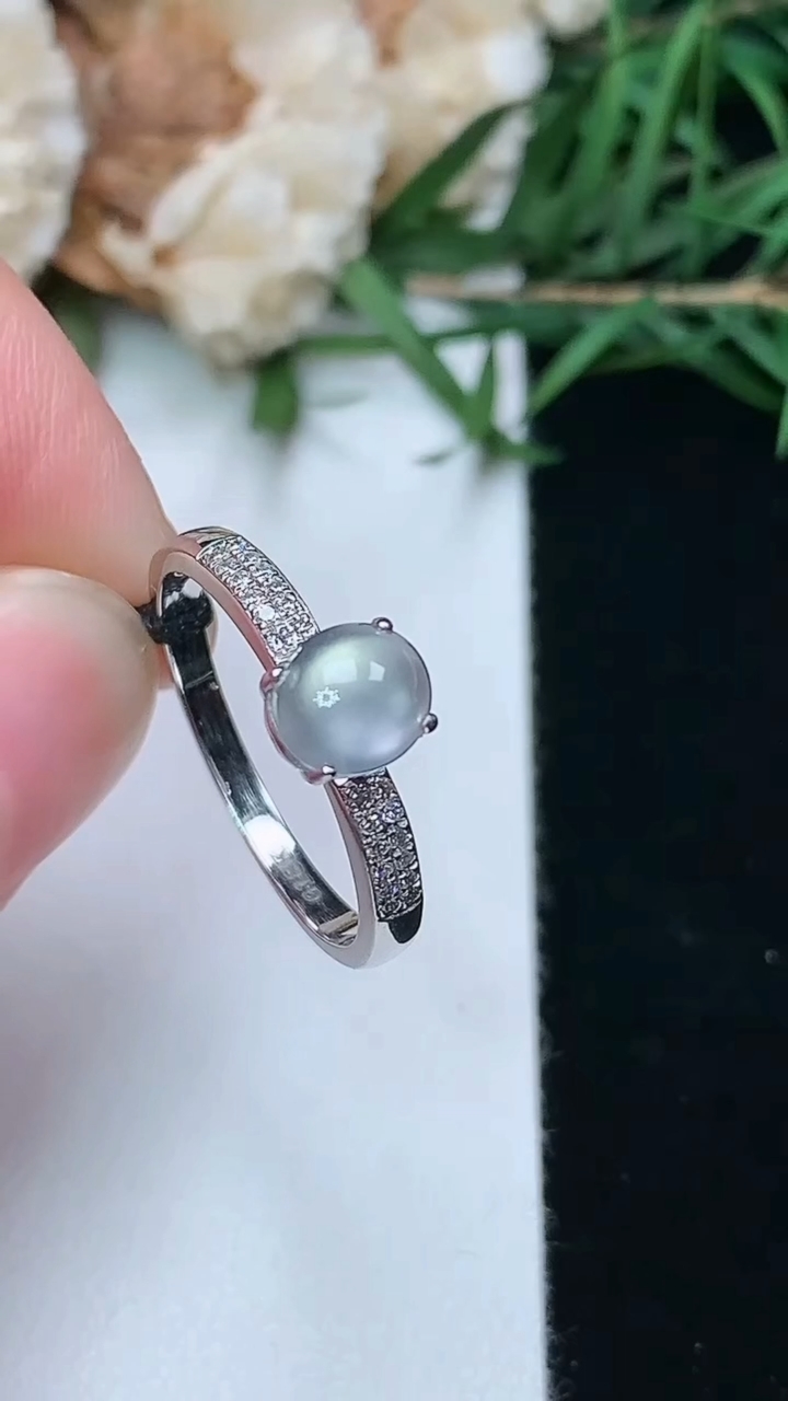 天然A货翡翠白冰蛋面戒指，尺寸17-6.2-5.5，重量:2.37g2026年3月8日
工厂直销收藏