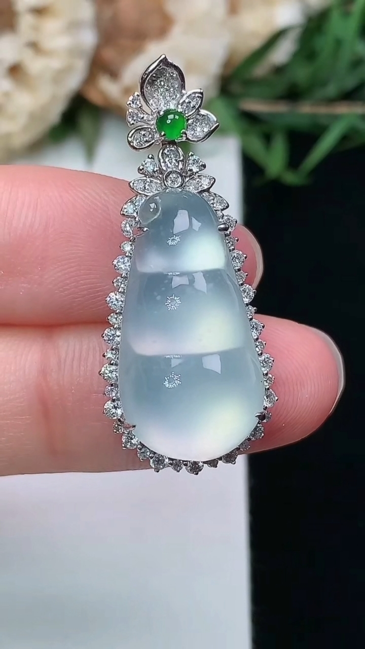 天然A货翡翠白冰福豆吊坠，尺寸32.7-13.9-9.3
3月8日