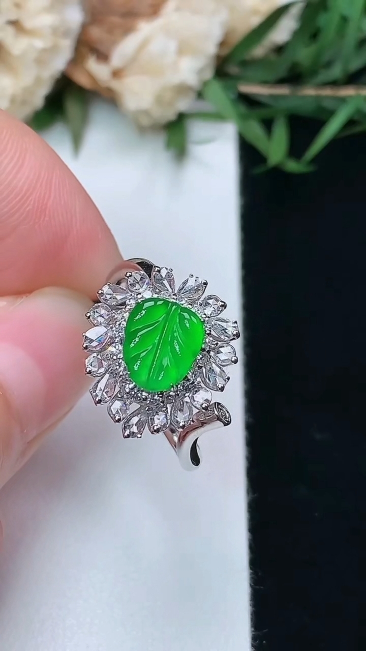 天然A货翡翠金枝玉叶 叶子戒指，尺寸17.4-7.5-6.3，重量:3.26g
3月8日