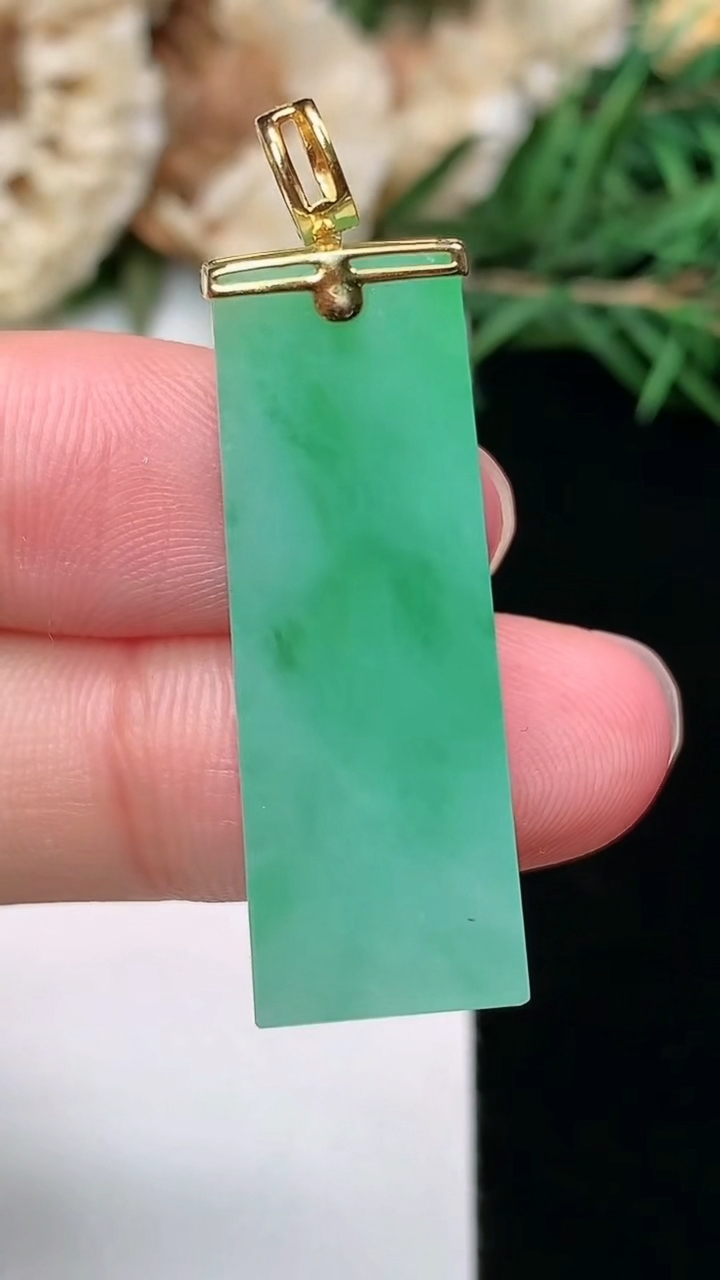 天然A货翡翠无事牌吊坠，尺寸31.6-11.2-7.6，重量:8.52g
3月8日