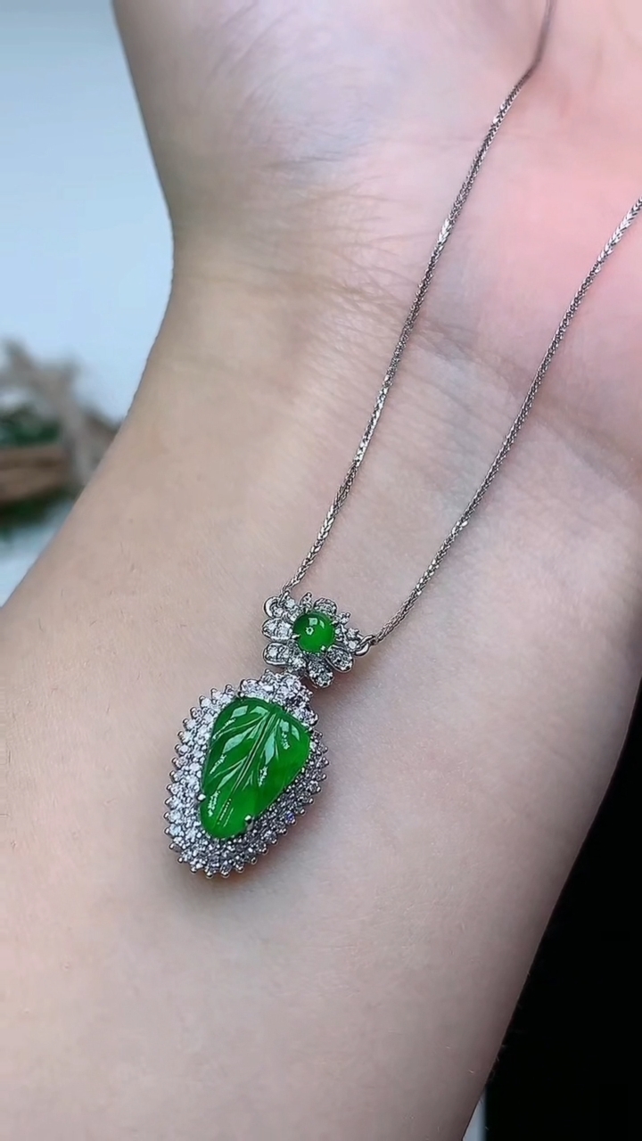 天然A货翡翠金枝玉叶 叶子项链，尺寸22.4-10.6-6，裸石9.6-6.7，重量:2.36g
3