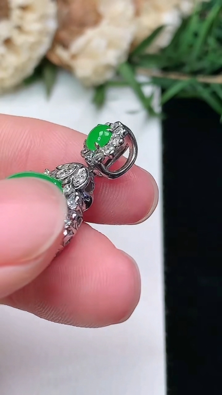 天然A货翡翠蛋面吊坠，尺寸25-14.4-10.4，裸石11.3-10.2，重量:4.63g
3月8日，重量:4.63g