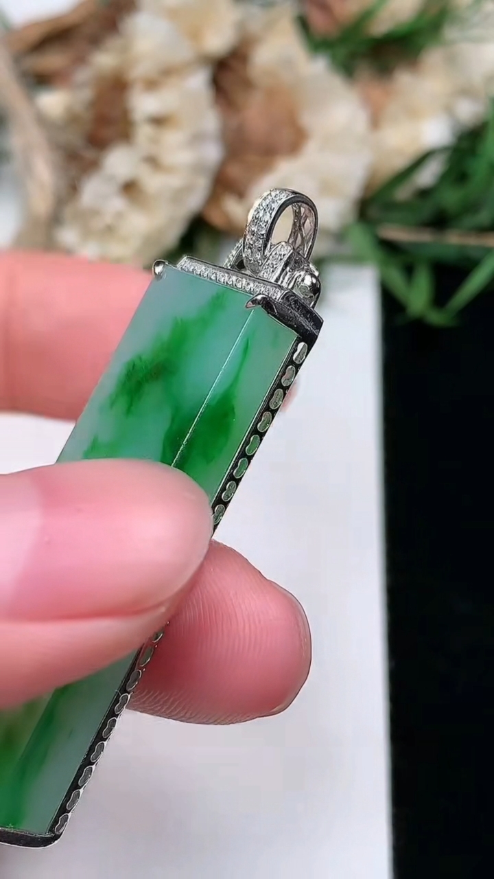 天然A货翡翠无事牌吊坠，尺寸38-13-6.2，重量:8.83g
3月8日