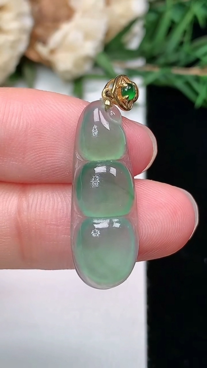 天然A货翡翠福豆吊坠，尺寸25-9.4-3.6，重量:1.79g
3月8日