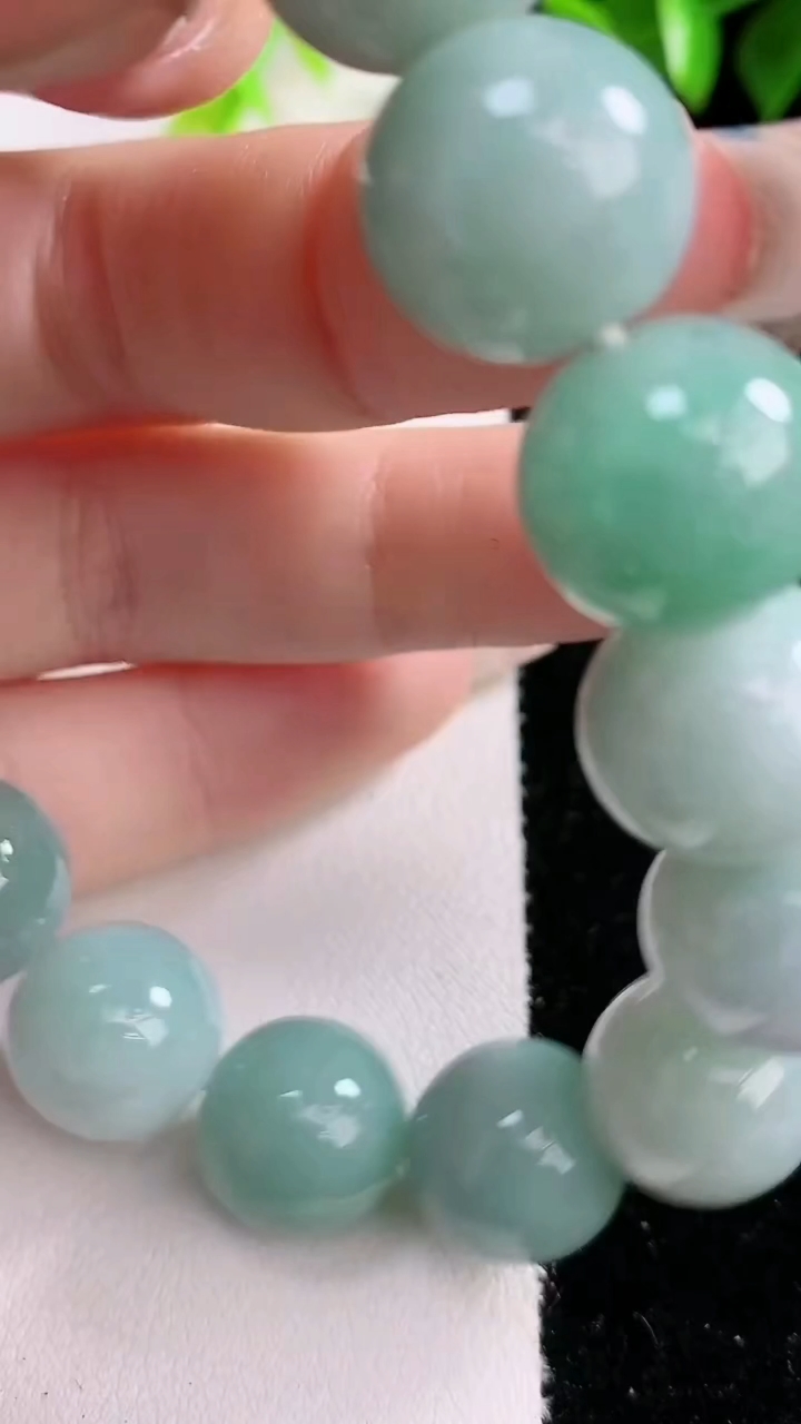 天然A货翡翠圆珠手串，尺寸13，重:58.19g3月8日
工厂直销收藏佳品,种好水足，色泽均匀，有种有色，上手高大气！