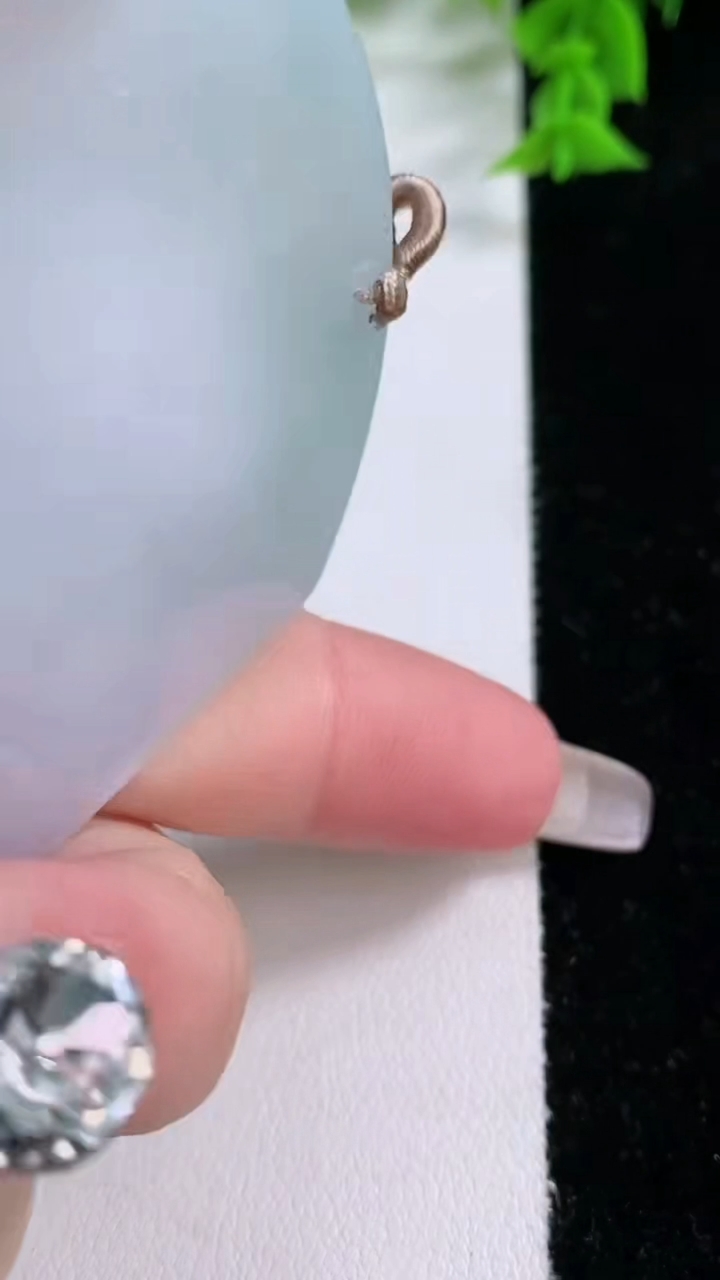 天然A货翡翠大势至菩萨吊坠，尺寸60.3-51.6-5，重量:33.45g
3月8日