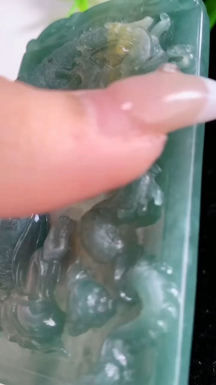 天然A货翡翠祥龙阿弥陀佛吊坠，尺寸78-49-8.6，重:64.51g
3月8日