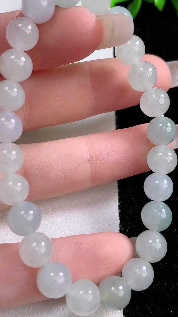 天然A货翡翠圆珠手串，尺寸7.5，重:18.27g3月8日
工厂直销收藏佳品,种好水足，色泽均匀，有种有色，上手高大气！