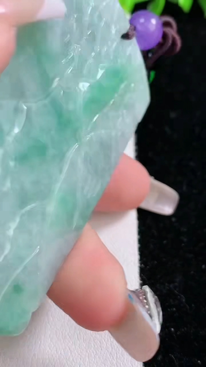 天然A货翡翠山水牌吊坠，尺寸66.2-44.5-9.7重:65.14g
3月8日