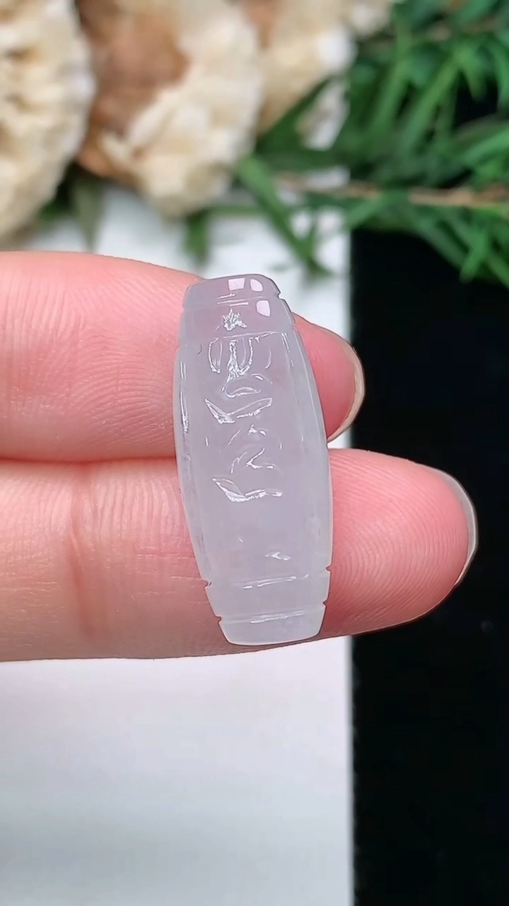 天然A货翡翠白冰雕花路路通吊坠，尺寸21.6-9-6.7，重量:2.75g
3月8日