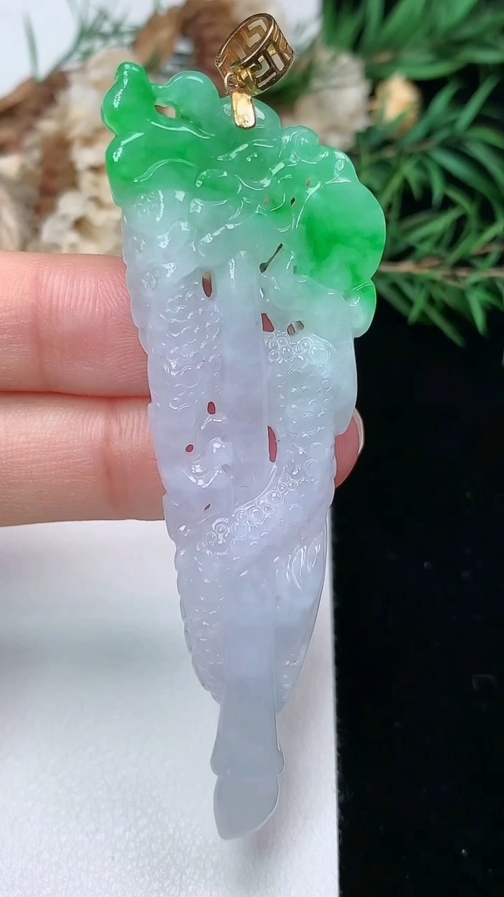 天然A货翡翠龙牌吊坠，尺寸71.2-24.4-5.2，重量:13.59g
3月8日