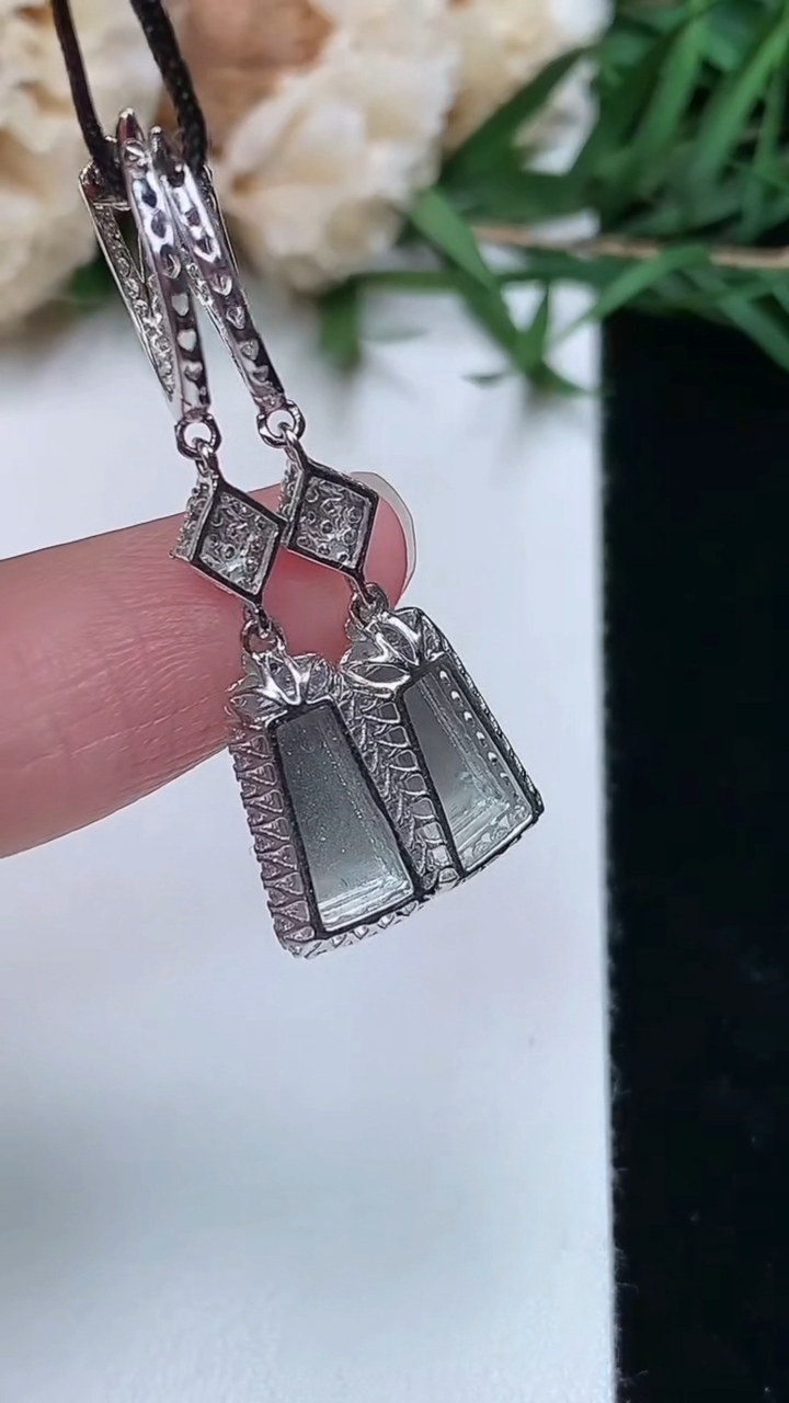 天然A货翡翠无事牌耳坠，尺寸8.5-4，重量:2.63g
3月8日