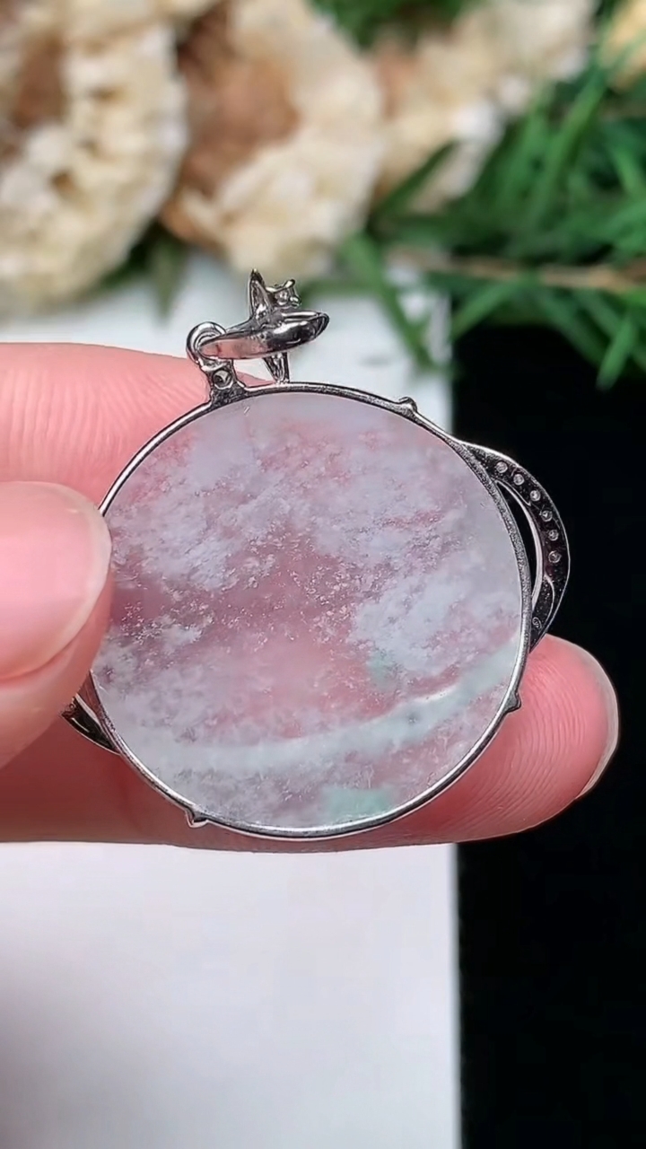 天然A货翡翠飘花无事牌吊坠，尺寸21.5-2.6，重量:3.84g
3月8日