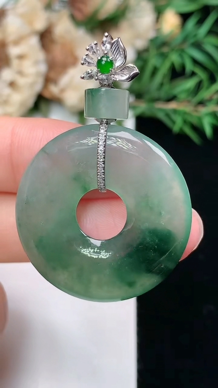 天然A货翡翠平安环吊坠，尺寸29-4，重量:8.02g
3月8日