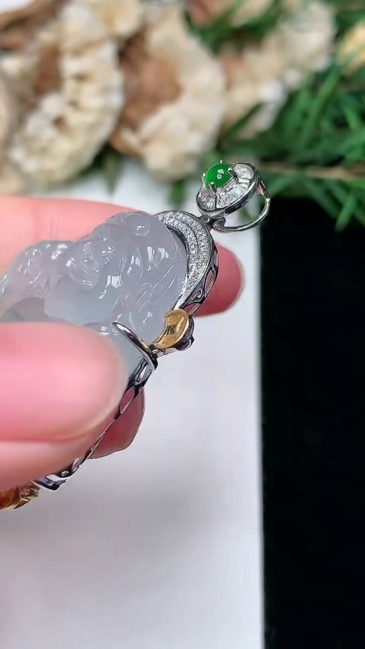 天然A货翡翠飘花财神爷吊坠，尺寸42.5-27.9-28-8，重量:12.48g
3月8日