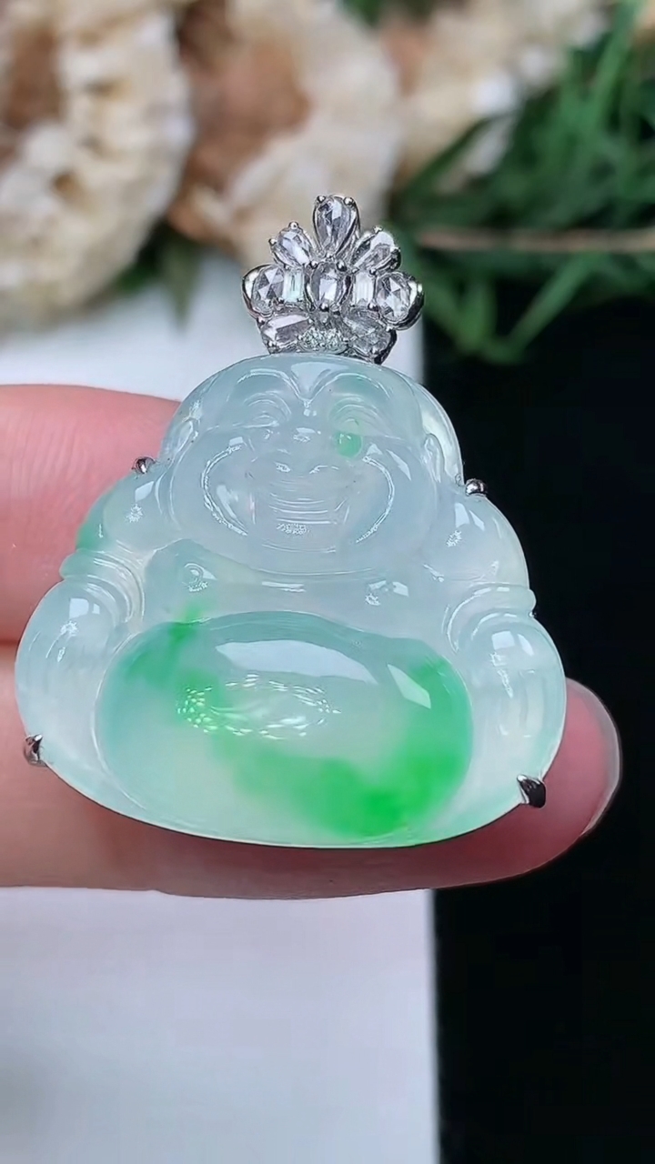 天然A货翡翠佛公吊坠，尺寸22.7-25.2-10.5，重量:9.37g
3月8日