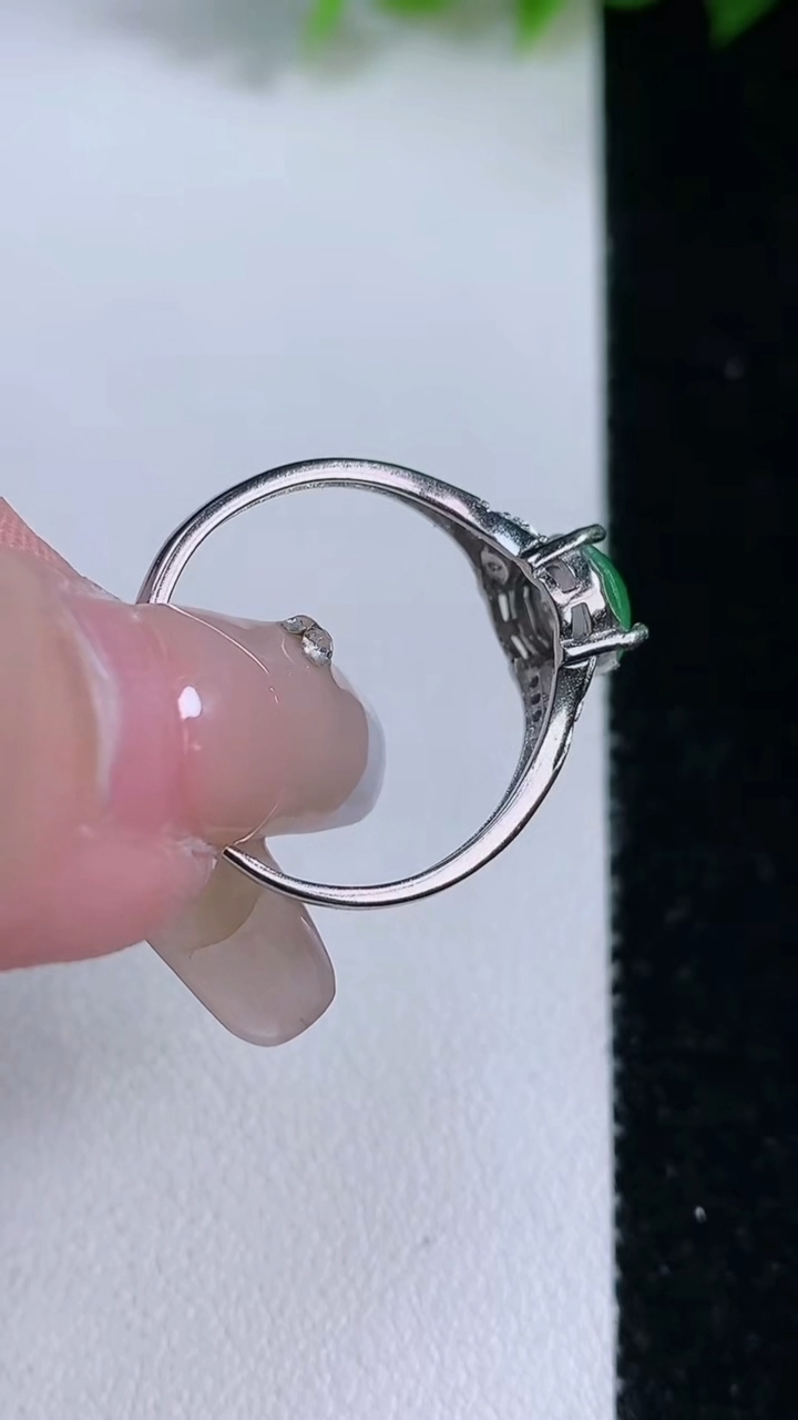 天然A货翡翠蛋面戒指，尺寸8-7.3，重:1.83g2026年3月8日
工厂直销收藏佳品,种好水足，色泽均匀，有种有色，上手高大气！