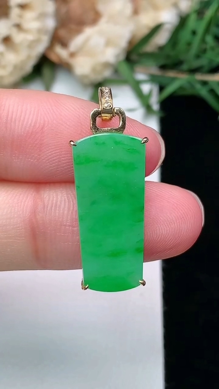 天然A货翡翠无事牌吊坠，尺寸21.4-9.5-5，重量:2.73g
3月8日