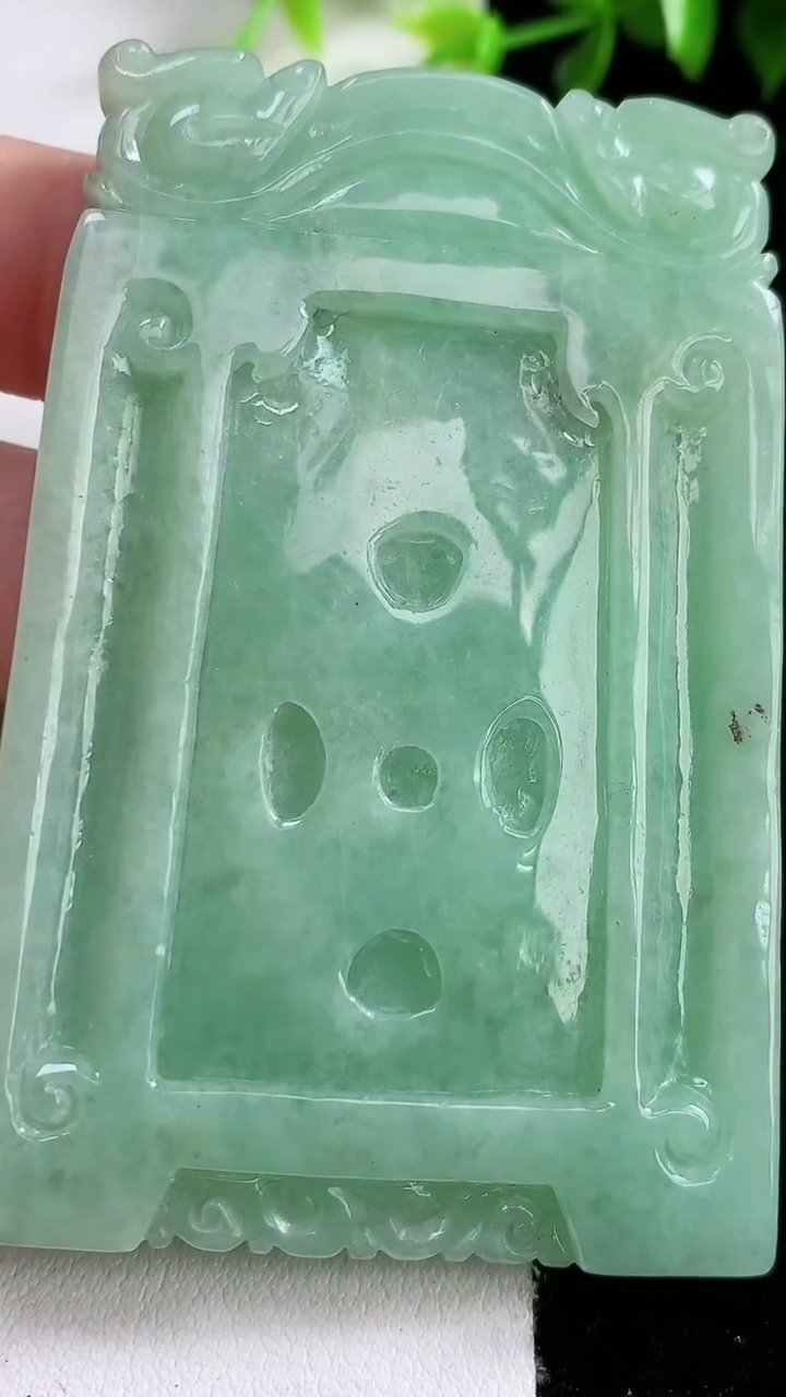 天然A货翡翠仿古龙牌吊坠，尺寸69-46-9.4，重:81.78g
3月8日