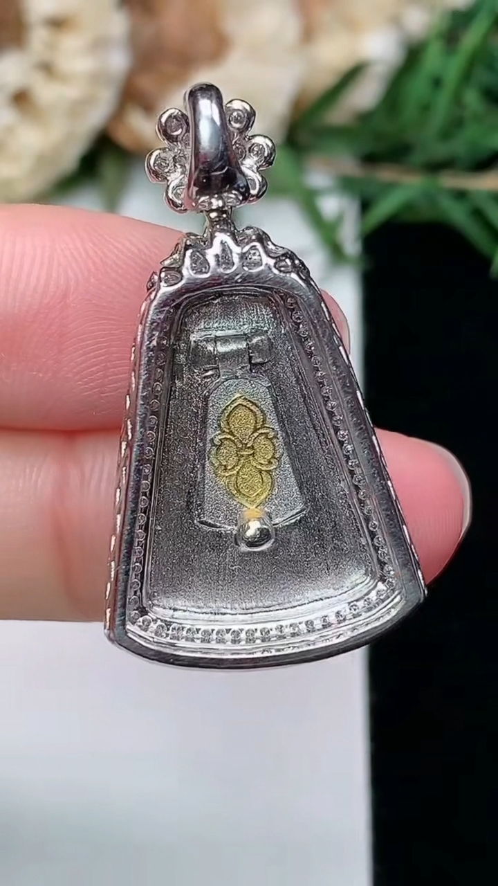 天然A货翡翠无事牌吊坠，尺寸33-18.4-8，裸石19-13，重量:5.68g
3月8日