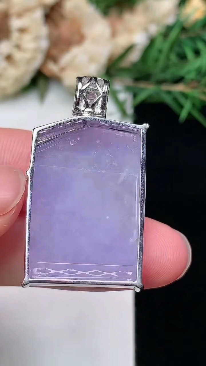 天然A货翡翠紫罗兰随形吊坠，尺寸24.5-17.2-11.3，重量:11.92g
3月8日