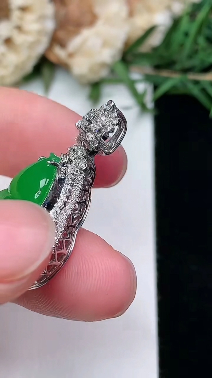 天然A货翡翠葫芦吊坠，尺寸30.4-16.4-9.6，裸石16.9-12.4，重量:4.19g
3月8日