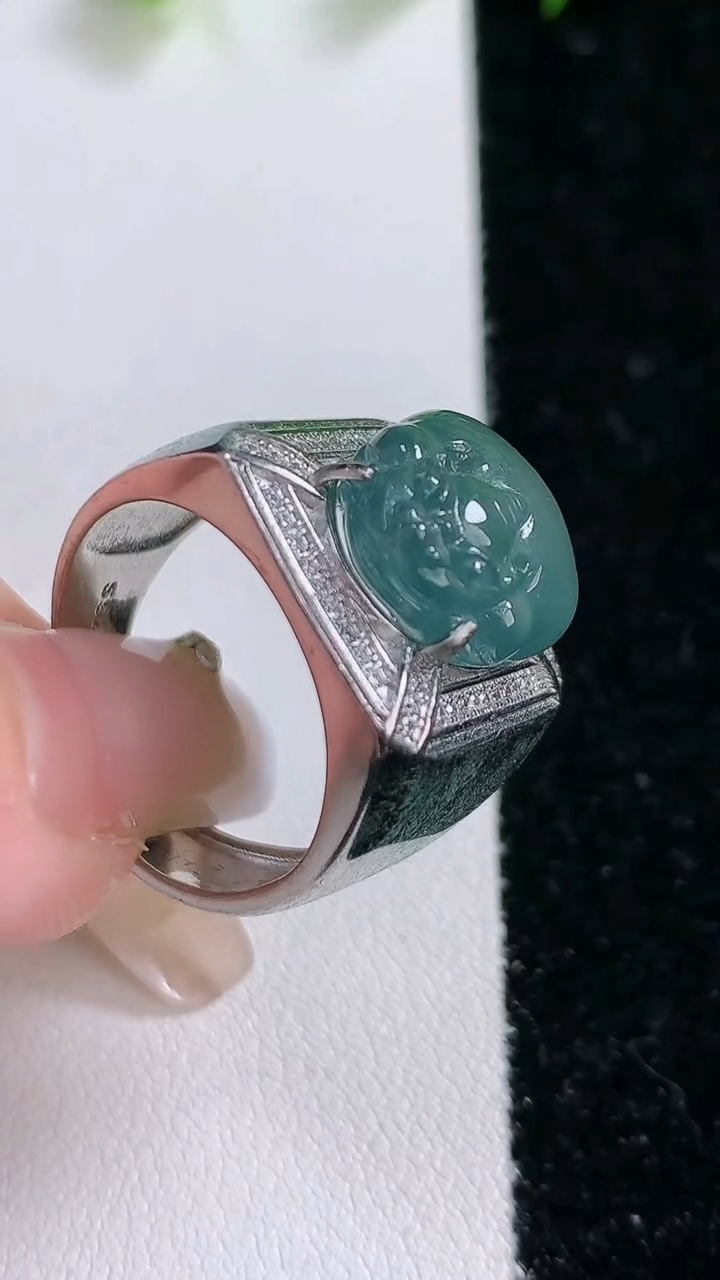 天然A货翡翠貔貅戒指，尺寸14.6-12.8-5，重:10.57g2026年3月8日
工厂直销收藏佳品,种好水足，色泽均匀，有种有色，上手高大气！