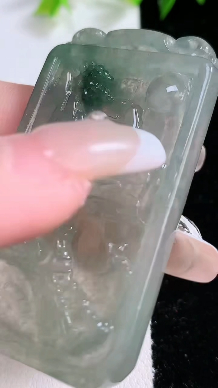 天然A货翡翠牌吊坠，尺寸59-33-5.2，重:26.42g
3月8日