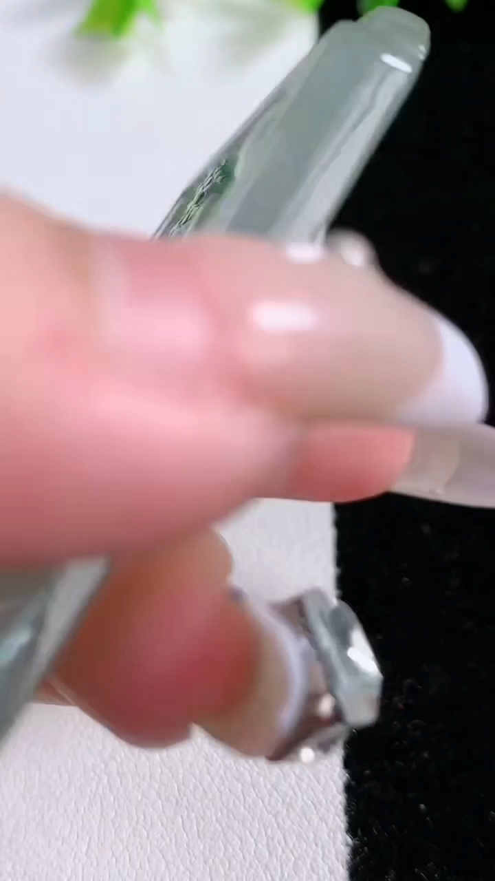 天然A货翡翠牌吊坠，尺寸59-33-5.2，重:26.42g
3月8日