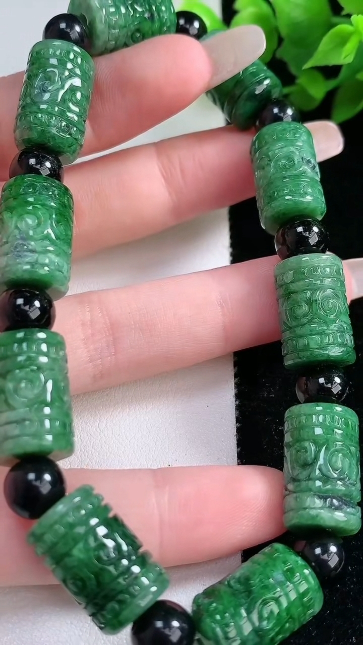 天然A货翡翠六字真言 路路通手串，尺寸 16.5-10.5，重: 46.70g3月8日
工厂直销收藏佳品,种好水足，色泽均匀，有种有色，上手高大气！