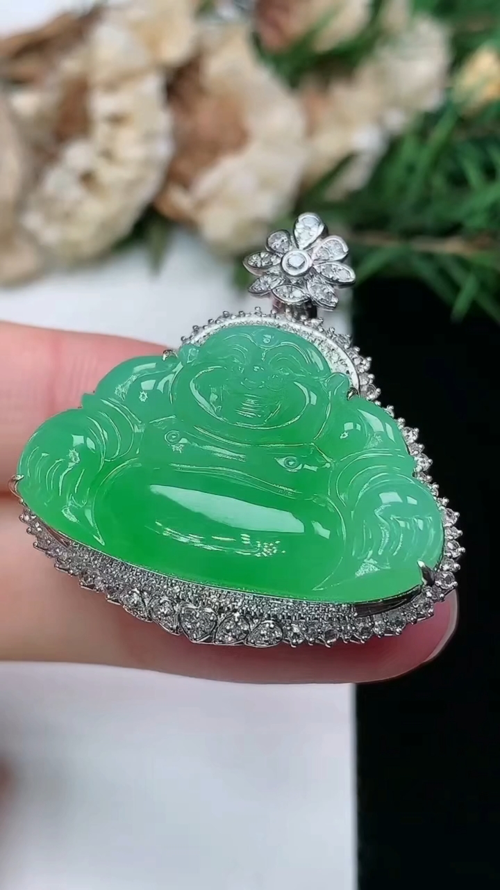 天然A货翡翠佛公吊坠，尺寸34.3-33.3-12.8，裸石19.2-30.2，重量:11.42g
3月8日，重量:11.42g