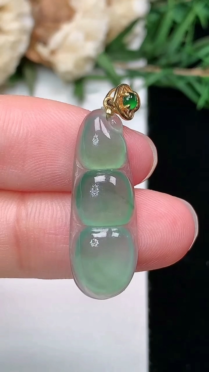 天然A货翡翠福豆吊坠，尺寸25-9.4-3.6，重量:1.79g
3月8日
