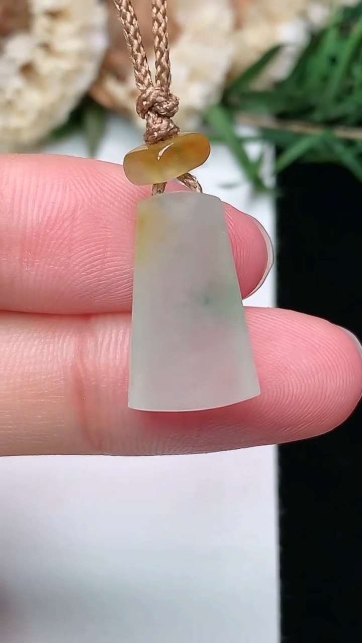 天然A货翡翠双彩无事牌吊坠，尺寸17.4-10.6-6，重量:3.06g
3月8日