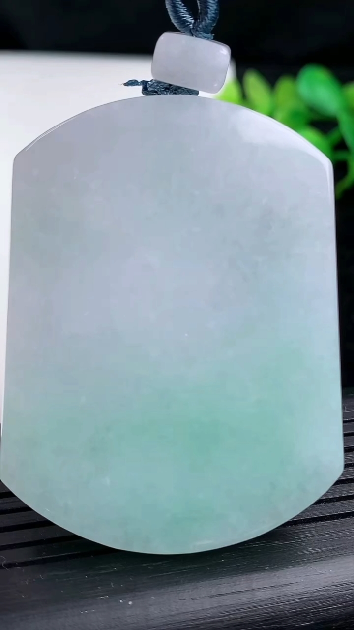 天然A货翡翠无事牌吊坠尺寸52.5-40.4-6重量:38.50g
3月9日